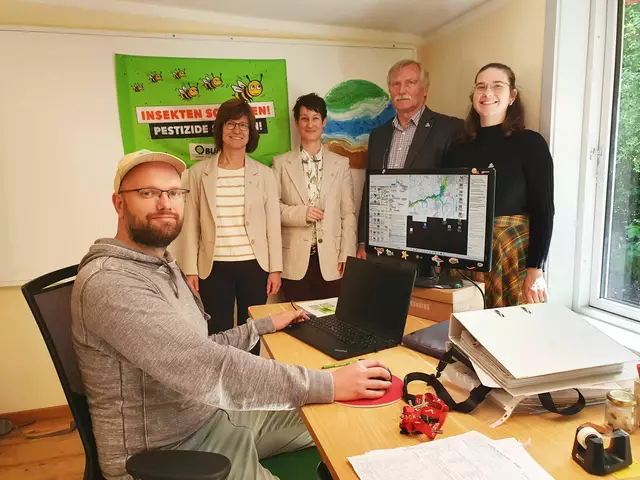 Malte Steffens (v.li.) von der ÖSS, BUND Landesvorsitzende Susanne Gerstner, Leiterin der Station Stade Maria Huber, Leitung, Heiner Baumgarten, Vorsitzender der BUND Kreisgruppe Stade und ÖSS-Mitarbeuterin Janina Heins in den neuen Büroräumen | Foto: Wilfried Böhling