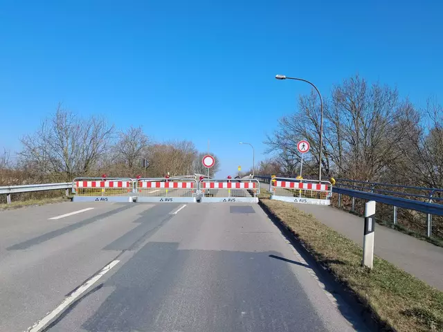 Die gesperrte Bahnbrücke an der K22 zwischen Stelle und Fliegenberg | Foto: aw
