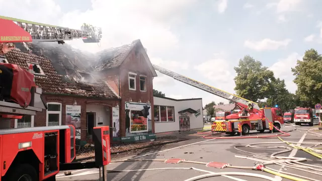 Mit zwei Drehleitern aus dem Landkreis Stade wird das Feuer in Hemmoor-Warstade bekämpft | Foto: Rolf Hillyer-Funke / Feuerwehren SG Oldendorf-Himmelpforten