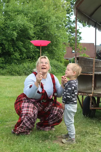 Nadine Thiel vom "Circus Amando" zeigt, wie der Teller sich richtig dreht | Foto: pm