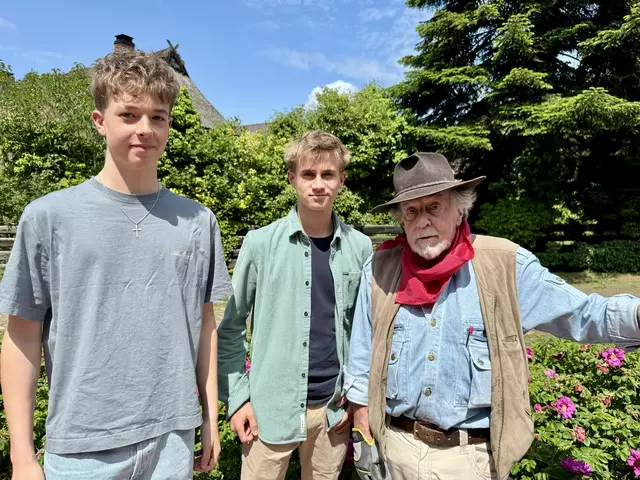 Lukas Kampers und Lukas von Rekowski und der Berliner Künstler Demnig | Foto: Gemeinde Seevetal