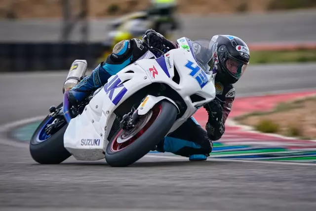 In Action: Max Jacobsen bei einem Motorradrennen | Foto: Tobias Gehrke