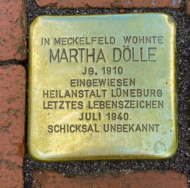 Der verlegte Stolperstein erinnert an Martha Dölle | Foto: Gemeinde Seevetal