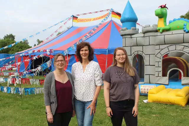 Kitaleiterin Tanja Krusch-Lutz (v. li.), Abwesenheitsvertreterin Sonja Ziegler und Sabrina Kahlert vom Förderverein  | Foto: pm