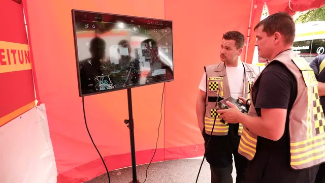 Die Einsatzleitung schaut sich die Aufnahmen der Drohne an | Foto: Rolf Hillyer-Funke / Feuerwehren SG Oldendorf-Himmelpforten