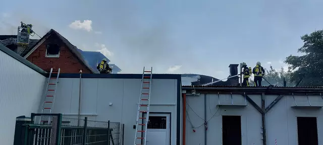 Feuerwehrleute auf dem Anbau der Fleischerei | Foto: Rolf Hillyer-Funke / Feuerwehren SG Oldendorf-Himmelpforten
