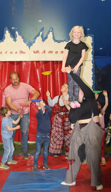 Für die Akrobaten-Gruppe ging es hoch hinaus im Zirkuszelt | Foto: pm