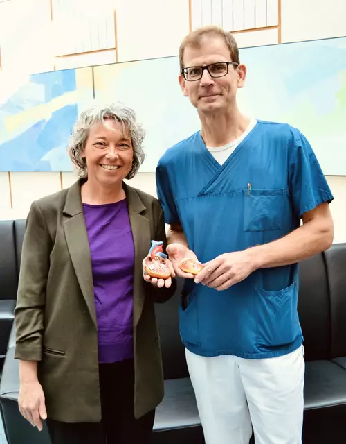 Andrea Schrag (li.), Gleichstellungsbeauftragte des Landkreises Harburg und Dr. Klaus Hertting, Chefarzt der Kardiologie und Angiologie am Krankenhaus Buchholz, wollen für geschlechterabhängige Herzinfarkt-Symptome sensibilisieren | Foto: Krankenhäuser Buchholz-Winsen