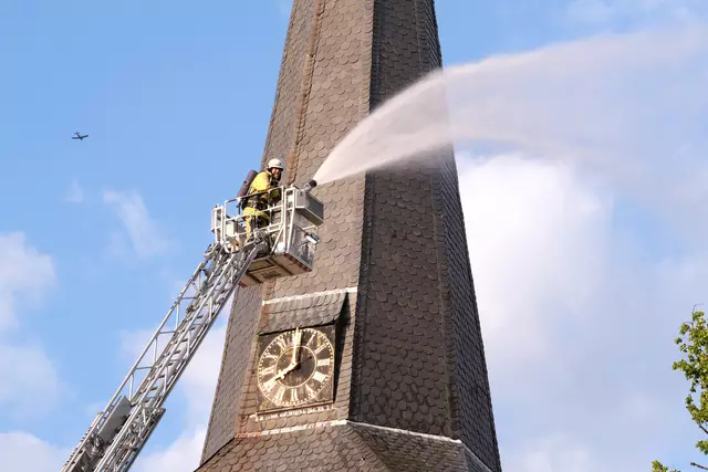 Ein Stader Feuerwehrmann löscht virtuelles Kirchturmfeuer von der Drehleiter aus | Foto: Rolf Hillyer-Funke / Feuerwehren SG Oldendorf-Himmelpforten
