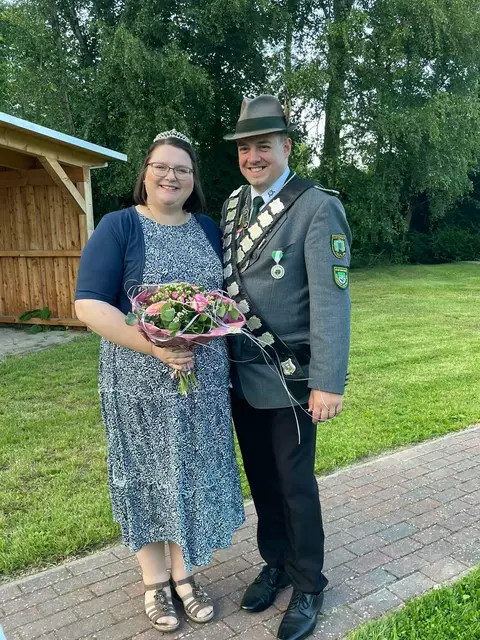 Das Königspaar Sabrina und Holger Lührs nach der spontanen Proklamation | Foto: Kerstin Weichler