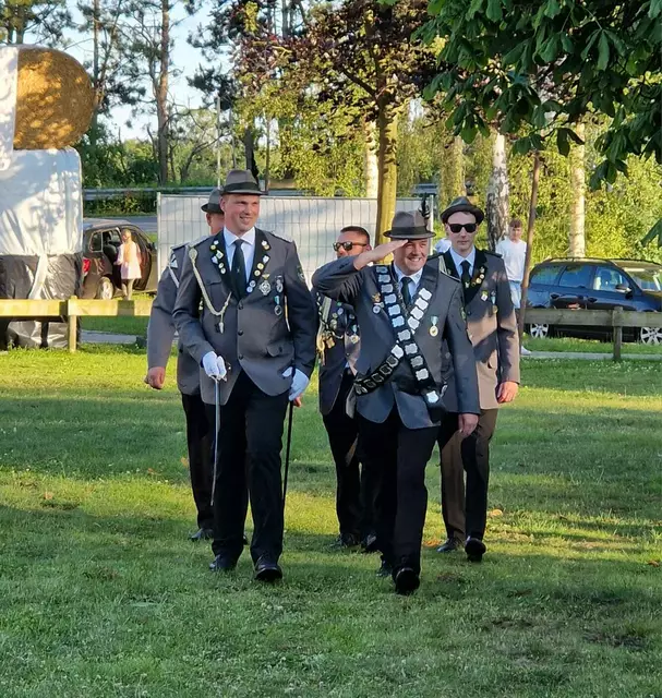 König Holger Lührs (re.) und Adjutanten mit Kommandeur Dirk Rohrer (li.) bei der Frontabnahme nach der Proklamation | Foto: Kerstin Weichler