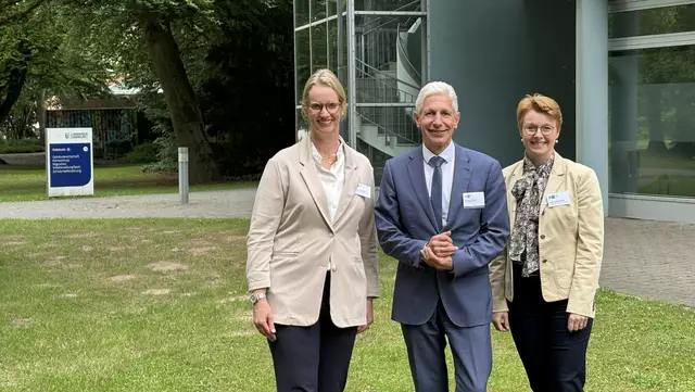 Landrat Rainer Rempe sowie die beiden Unternehmerinnen Dr. Nina Lorea Kley (li.) und Ruth Staudenmayer sehen trotz Bestbewertung klaren Handlungsbedarf  | Foto: ab