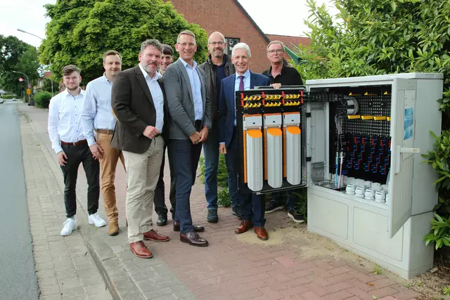 Am Schaltkasten (v. li.): Yannes Gaedke (Landkreis), Dirk Johannmeyer (Kuhlmann-Leitungsbau), Jasper Strauß (Kirchner Ingenieure), Dr. Alexander Stark (Landkreis), Carsten Weiss (Geschäftsführer Firma Kuhlmann-Leitungsbau), Frank Pippel (EWE Tel), Landrat Rainer Rempe       
und Ulrich Meißner (Landkreis) | Foto: Landkreis Harburg