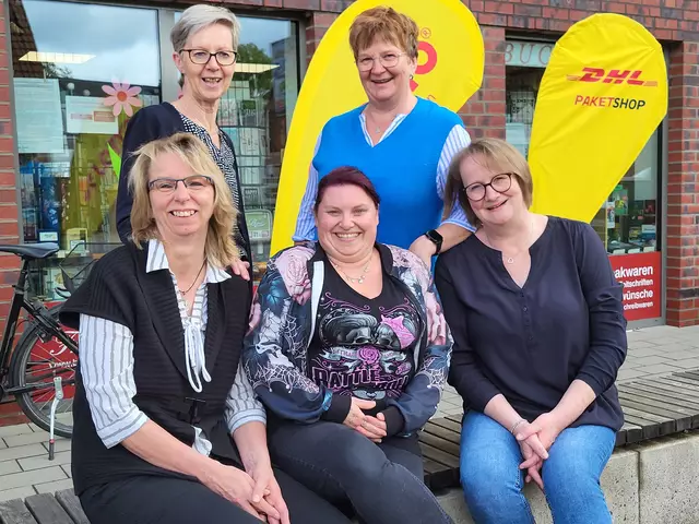 Das Team aus der Bahnhofstraße bleibt auch nach der Geschäftsübergabe erhalten. Hinten v. li.: Anke Grönboldt und Astrid Beckmann
Vorne v. li.: Martina Schulz, Janine Grosse und Birgit Bostelmann | Foto: sh