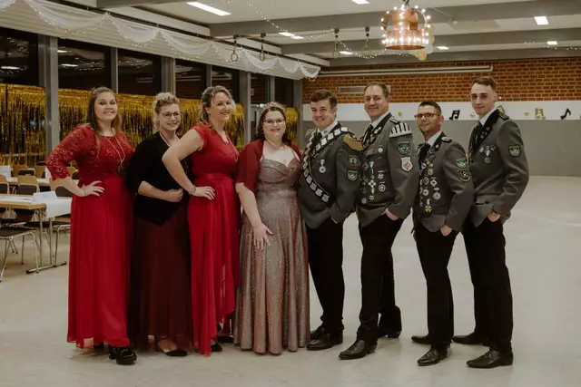 Die Königscrew 2024/2025: Maike Schubak (v.li.), Anke Peters, Tina Hönkemeyer, Sabrina Lührs, Holger Lührs, Marcus Tollmien, Marco Peters und Mirko Ziervogel | Foto: Johanna von Bröckel Fotografie