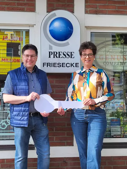 Thorsten Friesecke übergibt schon einmal symbolisch den Schlüssel an Dominique Mewes | Foto: sh