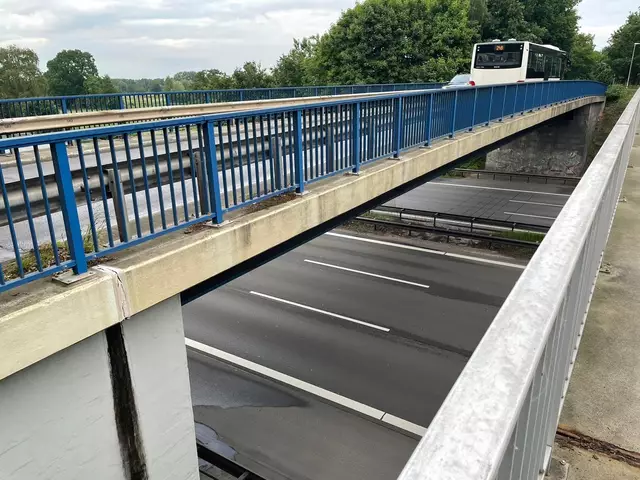 Eine Brücke zwischen Meckelfeld und Maschen, über die A1 führend | Foto: sra