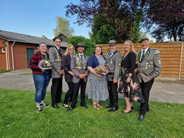 Die Königscrew nach ihrer Proklamation (v. li.:) Maike Schubak und Mirko Ziervogel, Anke und Marco Peters, Sabrina Lührs und Holger Lührs, Tina Hönkemeyer und Marcus Tollmien | Foto: Kerstin Weichler