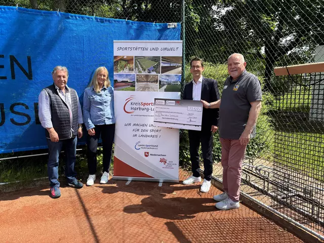 Bei der symbolischen Scheckübergabe (v. re.): Lothar Hillmann vom KSB-Vorstand sowie Florian Römer, Anja Hosfeld und Thomas Ziegler von der Tennisclub-Führung | Foto: KSB Harburg-Land