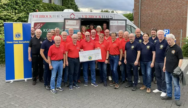 Mitglieder des Lions Club und die Fahrer/innen des Bürgerbusverein Harsefeld e.V | Foto: LC Harsefeld