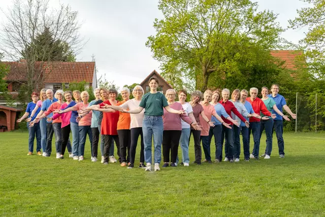 Der Wiepenkathener Chor unter neuer Leitung: Joan Augustin (mi.) | Foto: Chor Wiepenkathen