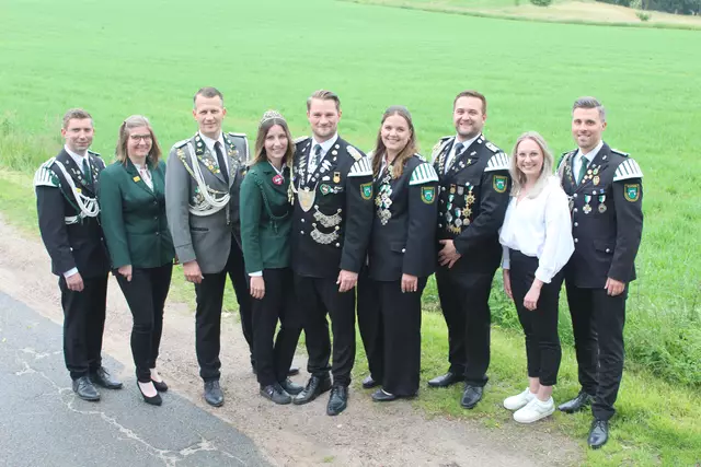 Die Schützencrew blickt auf ein schönes Jahr zurück (v. li.): Philipp von Klencke, Annelie Henning, Jens Grützmacher, das Jubiläums-Königspaar Lea "Die Aufgeschlossene" Ronge und Christoph "Der 100-Prozentige" Schlüter sowie Janina Wilkens, Hendrik Schlüter, Melina Schwarzer und Bennet Baguhn Fotos: pm | Foto: pm