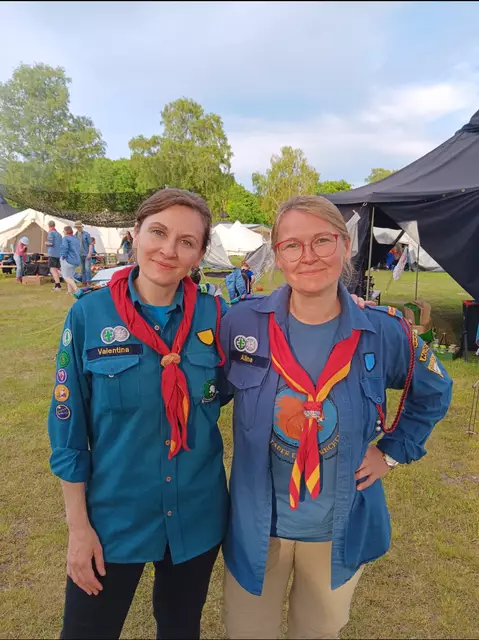 Die Gruppenleiterinnen Alina (re.) und Valentina freuen sich über den erfolgreichen Verlauf des großen Pfadfinderlagers | Foto: Pfadfindergruppe "Eichhörnchen"