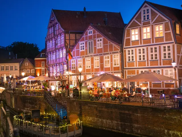 So schön strahlt der Fischmarkt bei einbrechender Dunkelheit. Wie wäre es mit einer Abendlichen Stadtführung? | Foto: Max Wiesenbach