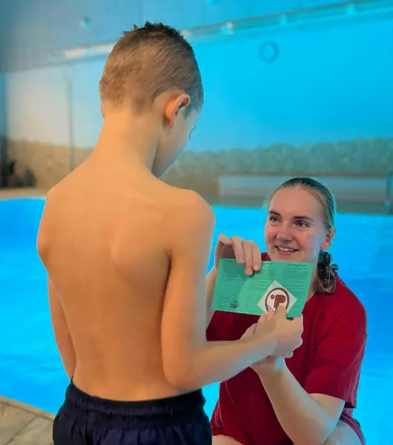 Sophie-Marijana Cordes bei der Ausgabe des Bronze-Abzeichens (Freischwimmer) | Foto: Philip Kraatz