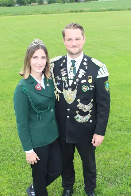 Jubiläumskönig Christoph "Der 100-Prozentige" Schlüter mit Lea "Die Aufgeschlossene" Ronge | Foto: pm