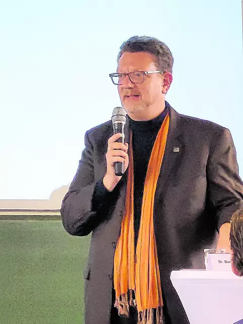 Prof. Dr.-Ing. Karsten Ley führte als Moderator durch den Festakt