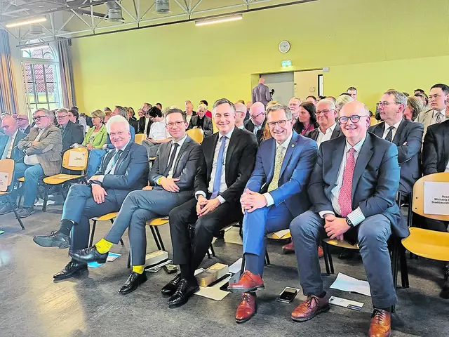 150 Gäste nahmen am Festakt teil, darunter in der ersten Reihe (v. re.): IHK-Hauptgeschäftsführer Christoph von Speßhardt, Landrat Kai Seefried, David McAllister, Minister Falko Mohrs sowie Gastgeber und Hochschulpräsident Prof. Ingo Hadrych  Fotos: wd