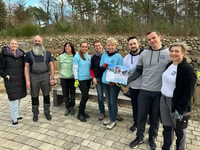 Katharina Koch (li., Geschäftsführerin Hospiz Nordheide gGmbH) und Mandy Simon (3. v. li., Hospiz-Gärtnerin „Kleiner Zaubergarten“) freuten sich über die Unterstützung der Mitarbeitenden der Deutschen Bank  | Foto: Hospiz Nordheide