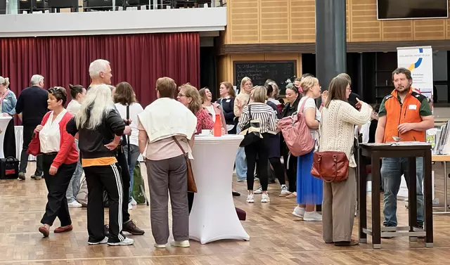Blick ins Foyer des Stadeums, das als Marktplatz eine Präsentationsfläche für Initiativen und ihre Projekte bot
 | Foto: Landkreis Stade / Daniel Beneke