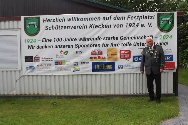 Vor dem Banner zum Jubiläumsfest im vergangenen Jahr: Präsident Jürgen Grützmacher | Foto: pm