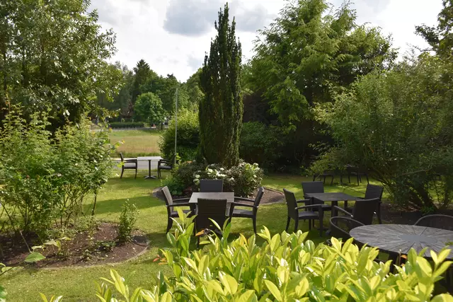 Der wunderschöne Garten bietet sich bei schönem Wetter zum Genießen und Entspannen an | Foto: Axel-Holger Haase