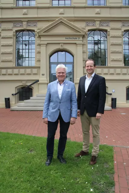 Die Gastgeber: Hochschulpräsident Prof. Dr. Ing. Ingo Hadrych und Geschäftsführer Marcus Hübner