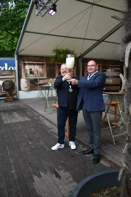 Der Bierfassanstich durch Lutz Becker, 1. Vorsitzender des VSV Hedendorf-Neukloster und Ralf Meyer, Vorsitzender des Heimatverein Neukloster e.V., eröffnete den Pfingstmarkt. | Foto: Kira Barke