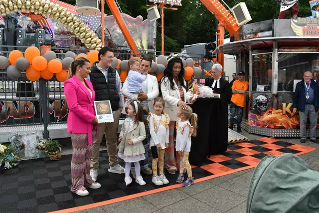 Pastorin Eva Gotthold weihte das neue Fahrgeschäft "Mad Max" der Schaustellerfamilie Schaak - eine der Attraktionen auf dem diesjährigen Pfingstmarkt. | Foto: Kira Barke