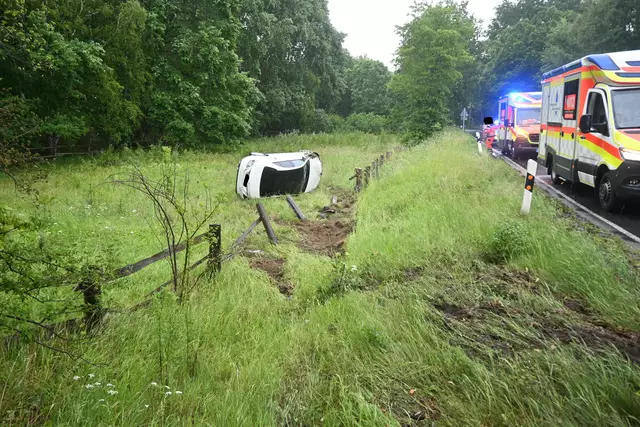 Unfall Garstedt: Der Pkw blieb nach dem Überschlag auf der Seite liegen | Foto: Polizeiinspektion Harburg
