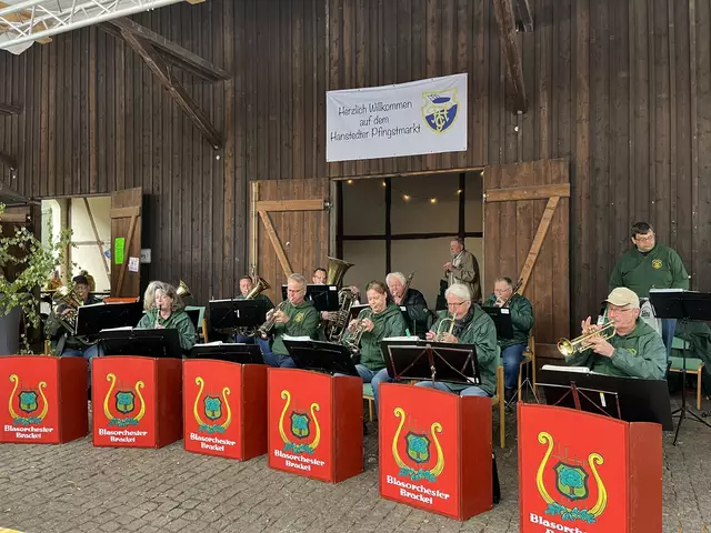 Das Blasorchester Brackel ließ sich vom Wetter nicht die Stimmung verderben und untermalte den Pfingstmarkt mit seinen Instrumenten | Foto: sra