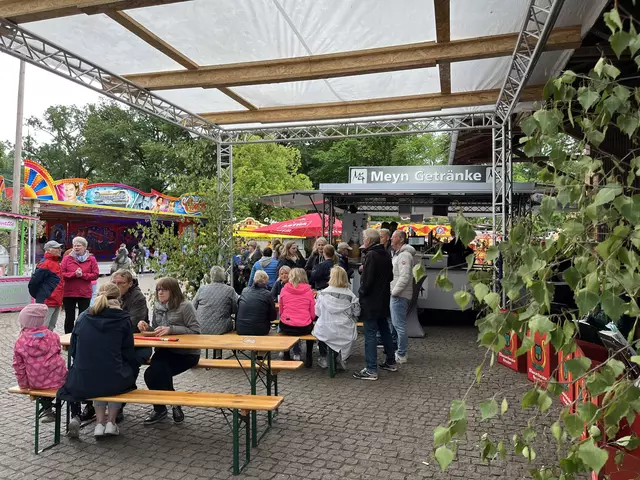 Trotz immer wieder aufkommenden Regens ließen sich die Hanstedter nicht davon abhalten, ein schönes Wochenende zu verbringen | Foto: sra