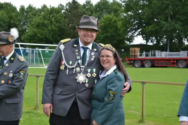 Jubiläumskönig Nils Fauerbach mit seiner Königin Melanie | Foto: bim