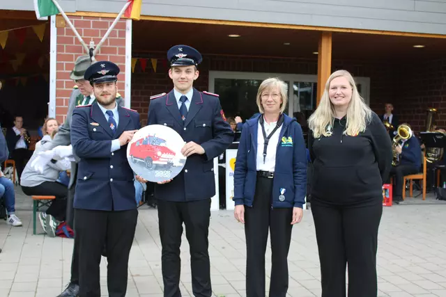 Die Gewinner des Preis- und Ordensschießens (v. re.): Carolin Putensen, Ann-Kathrin Dieck, Arne Carstens und sein Adjutant Julien Körner | Foto: ce