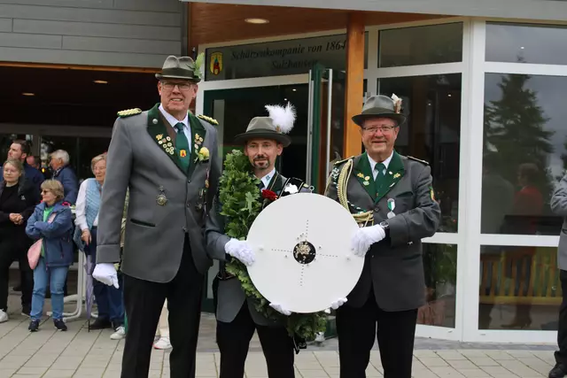 Bei der Proklamation: Schützenkönig Christian Knöbl (Mi.), Adjutant Martin Schnelle (re.) und Schützenoberst Jürgen Meinberg | Foto: ce