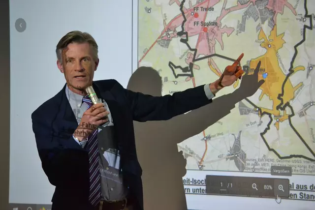 Bürgermeister Jan-Hendrik Röhse erläuterte die Pläne | Foto: bim