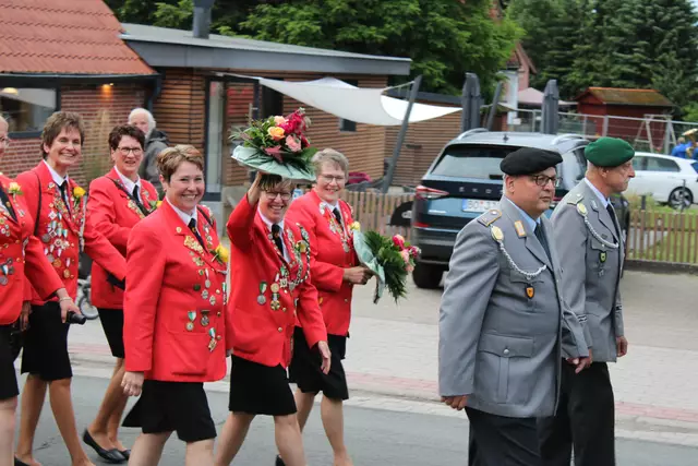 Damenbeste Regina Schnelle (mit Blumen) freut sich beim Schützenumzug mit Adjutantin Anette Menth (re.) über ihren Erfolg | Foto: ce