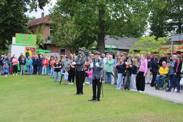 Zahlreiche Besucher verfolgten das Geschehen auf den Schützenplatz | Foto: ce