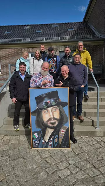 Drezdenkos Bürgermeister Adam Kolwzan (vorne re.) besuchte mit den polnischen Gästen und den Winsener Gastgebern auch das Atelier des Winsener Künstlers Ole Ohlendorff (vorne Mi.) | Foto: Stadt Winsen