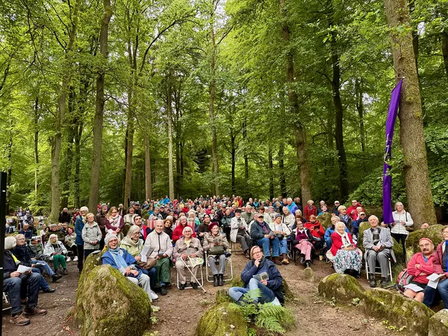 Besucherinnen und Besucher des Waldgottesdienstes des Kirchenkreises Hittfeld im Klecker Wald.  | Foto: C. Wöhling